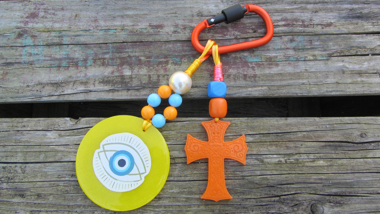 C'est une création française et l'oeil et la croix sont en résine.