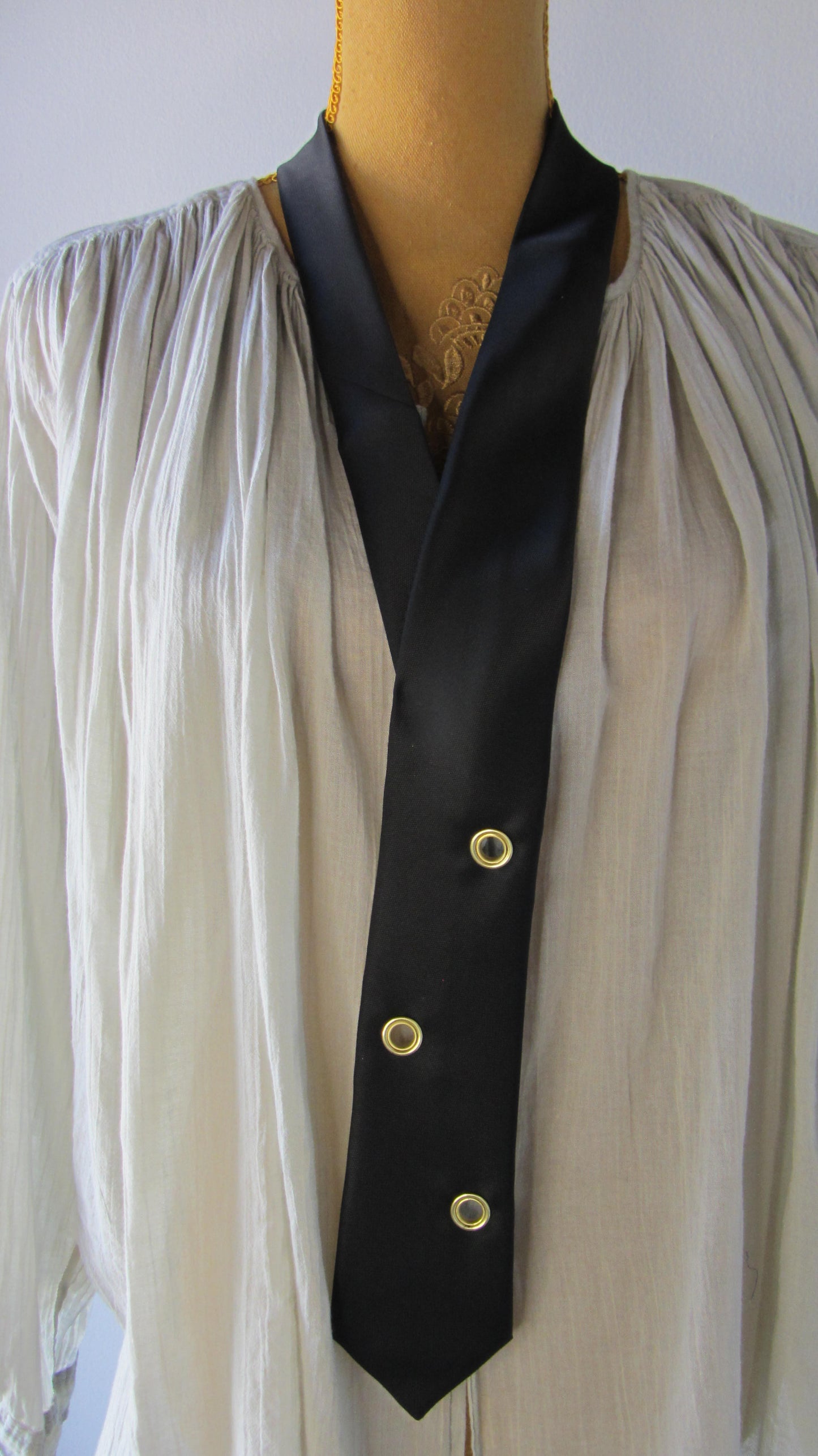 Cravate Bijoux oeillets