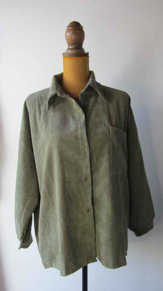 Chemise en velours côtelé.